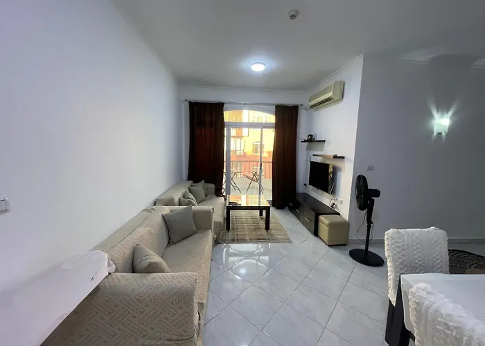 Desert Pearl Three Bedrooms Apartment *