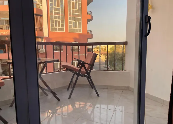 Desert Pearl Three Bedrooms Apartment *