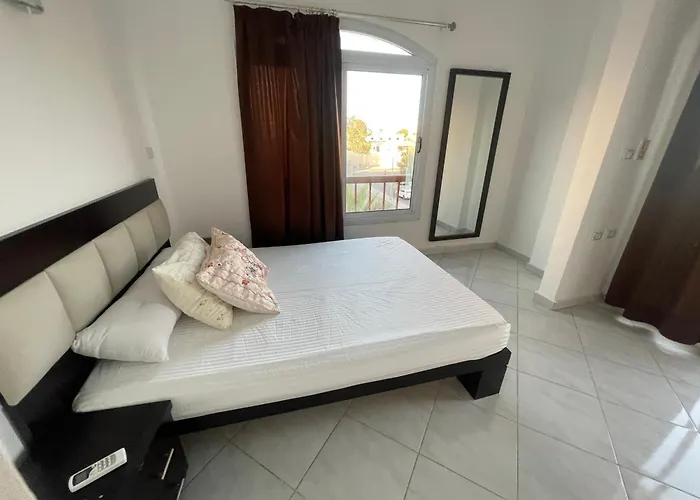 Desert Pearl Three Bedrooms Apartment
