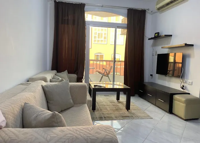 Desert Pearl Three Bedrooms Apartment *