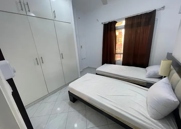 Desert Pearl Three Bedrooms Apartment *