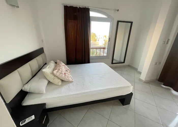 Desert Pearl Three Bedrooms Apartment *
