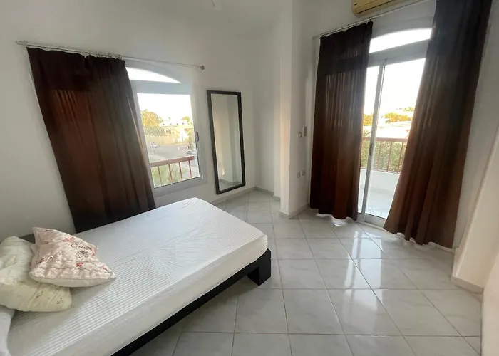 Desert Pearl Three Bedrooms Apartment *