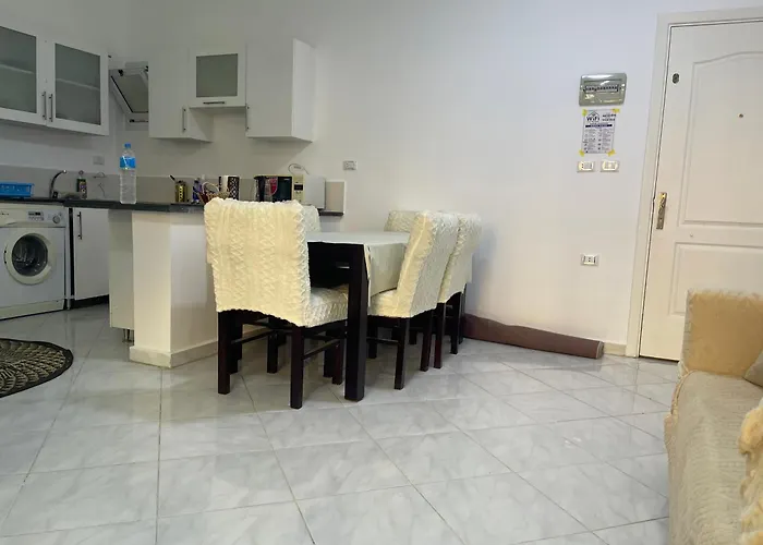 Desert Pearl Three Bedrooms Apartment *