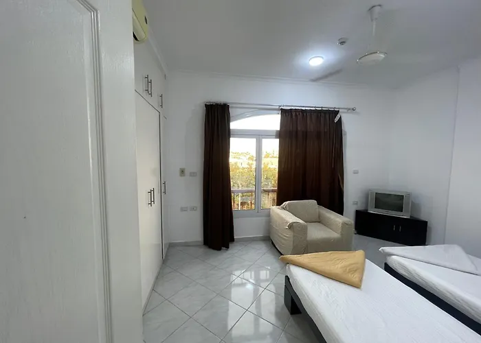 Desert Pearl Three Bedrooms Apartment *